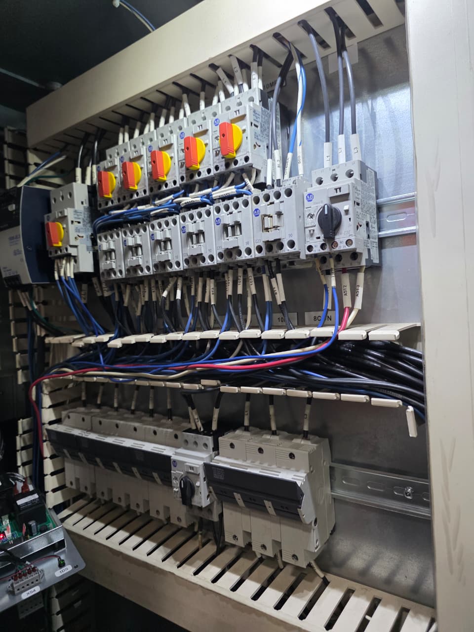 PLCs y automatización industrial — Control / Tableros / Variadores / Integración (2/4)